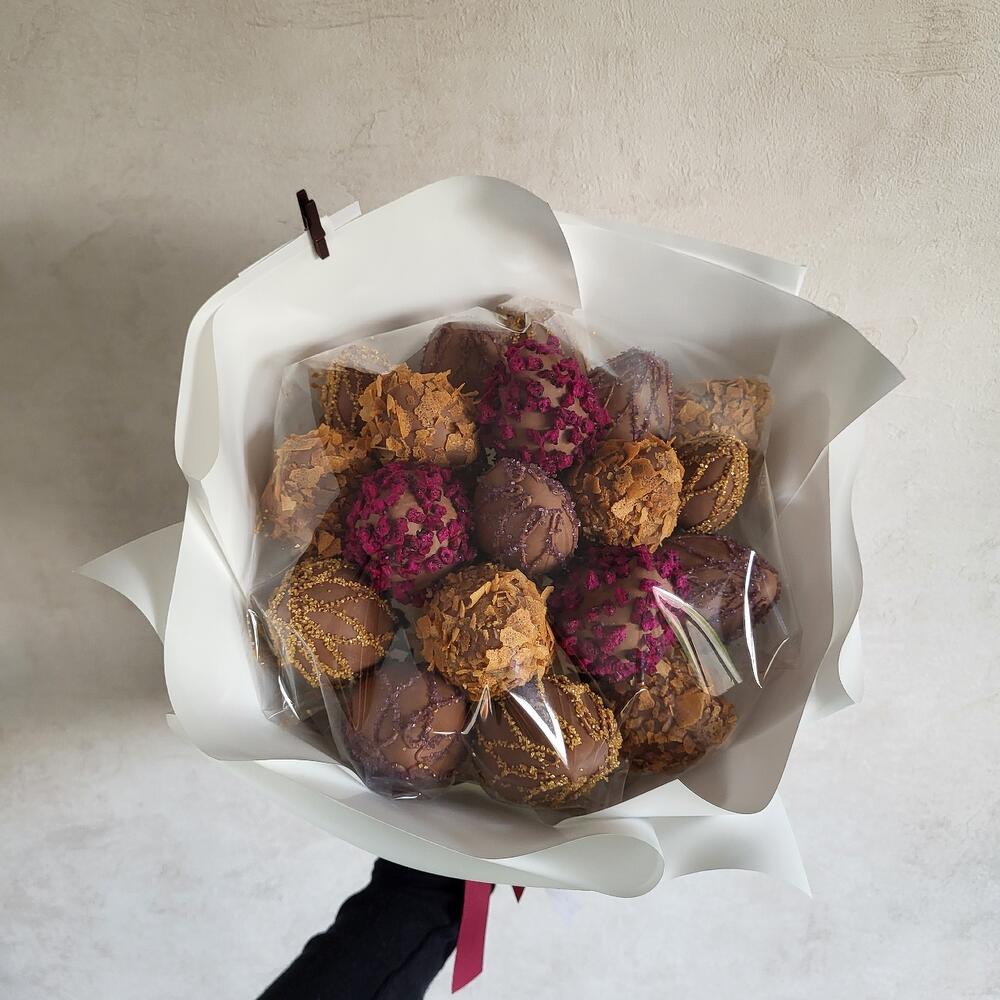 An exquisite bouquet of chocolate-covered strawberries
