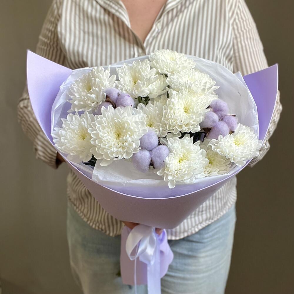 Нежный букет кустовая хризантема и хлопок