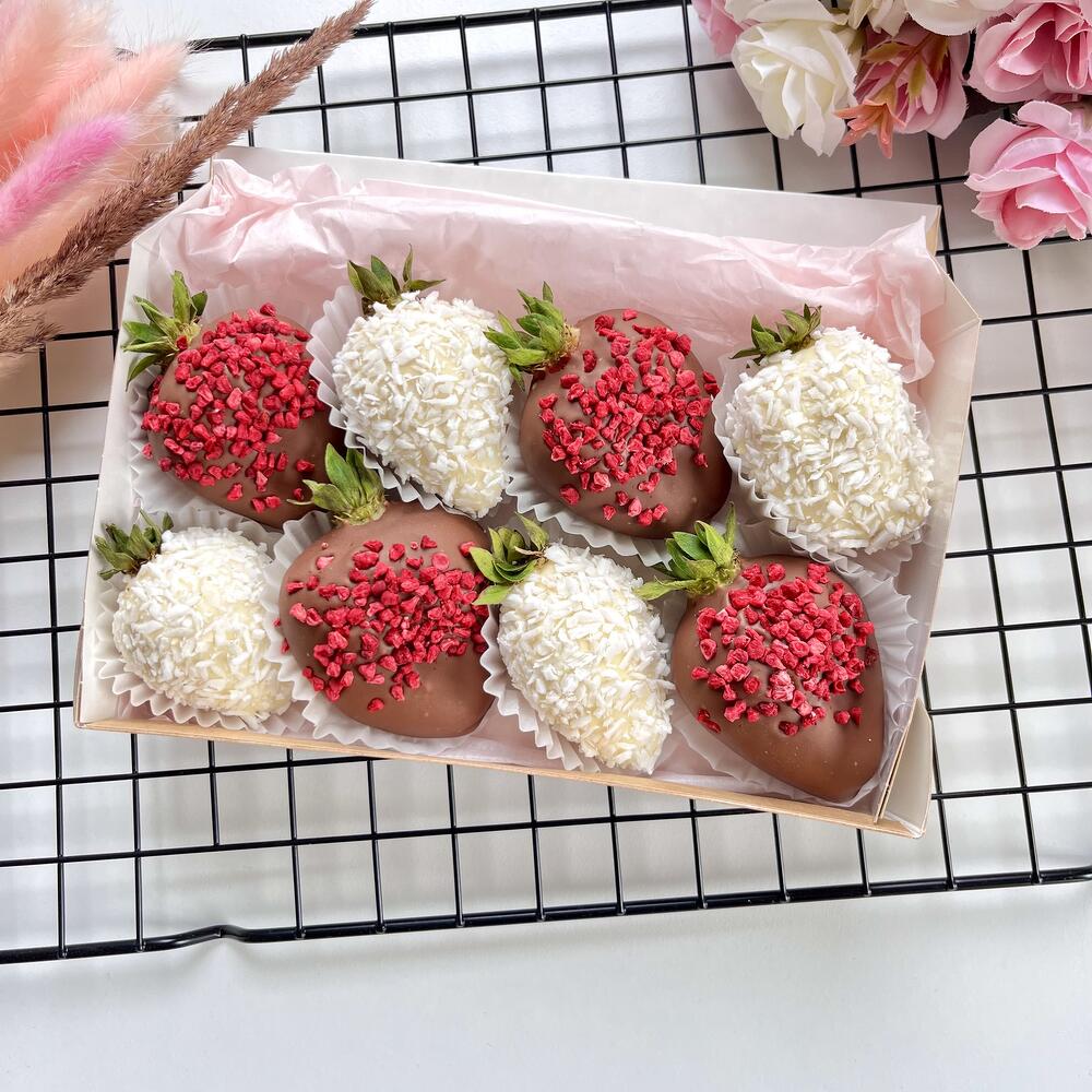 Клубника в шоколаде 8 ягод с кокосом и малинкой