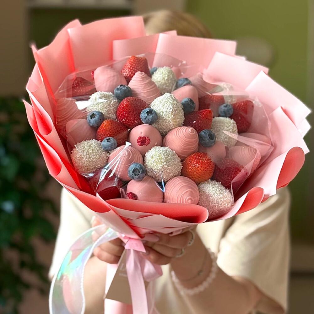 Букет из клубники в шоколаде с добавлением голубики