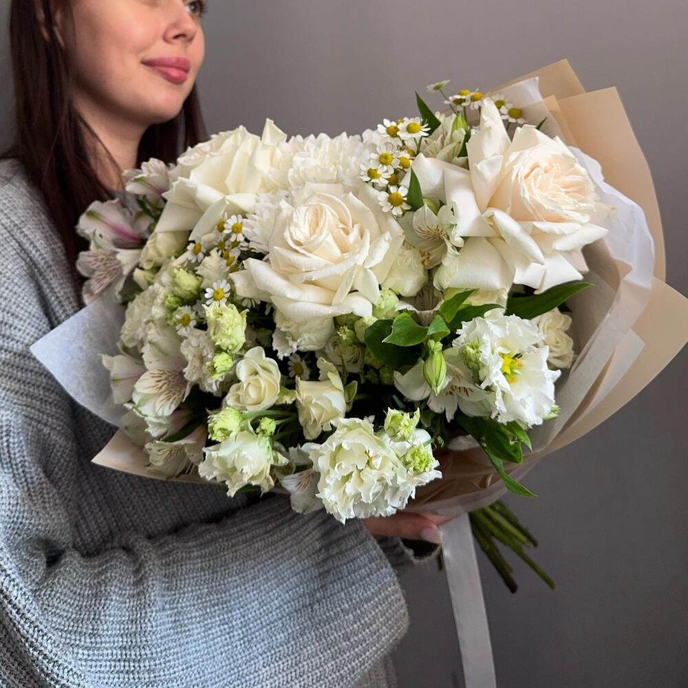 Белый букет с Французские розы, ромашки, эустома, Альстромерия