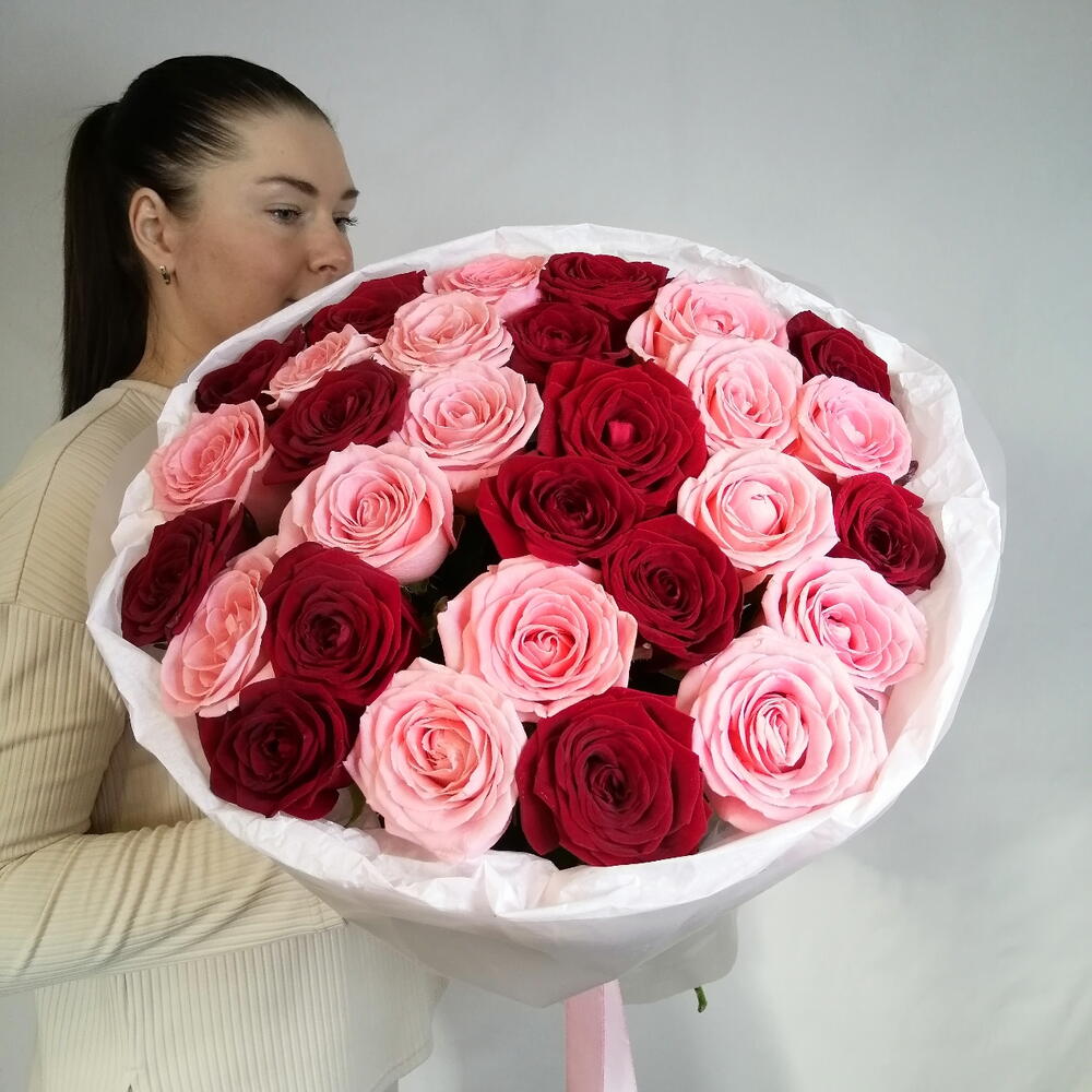🍒Яркий букет "PERVOЦВЕТ" из розовых и красных роз в дизайнерском оформлении