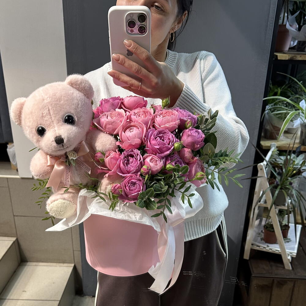 Подарочная композиция из кустовых пионовидных роз и милого плюшевого мишки🧸