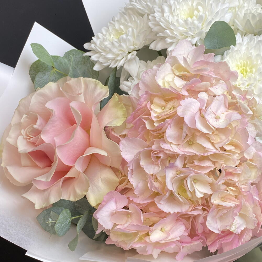 Нежный букет с гортензией и французской розой в пастельных тонах🌸