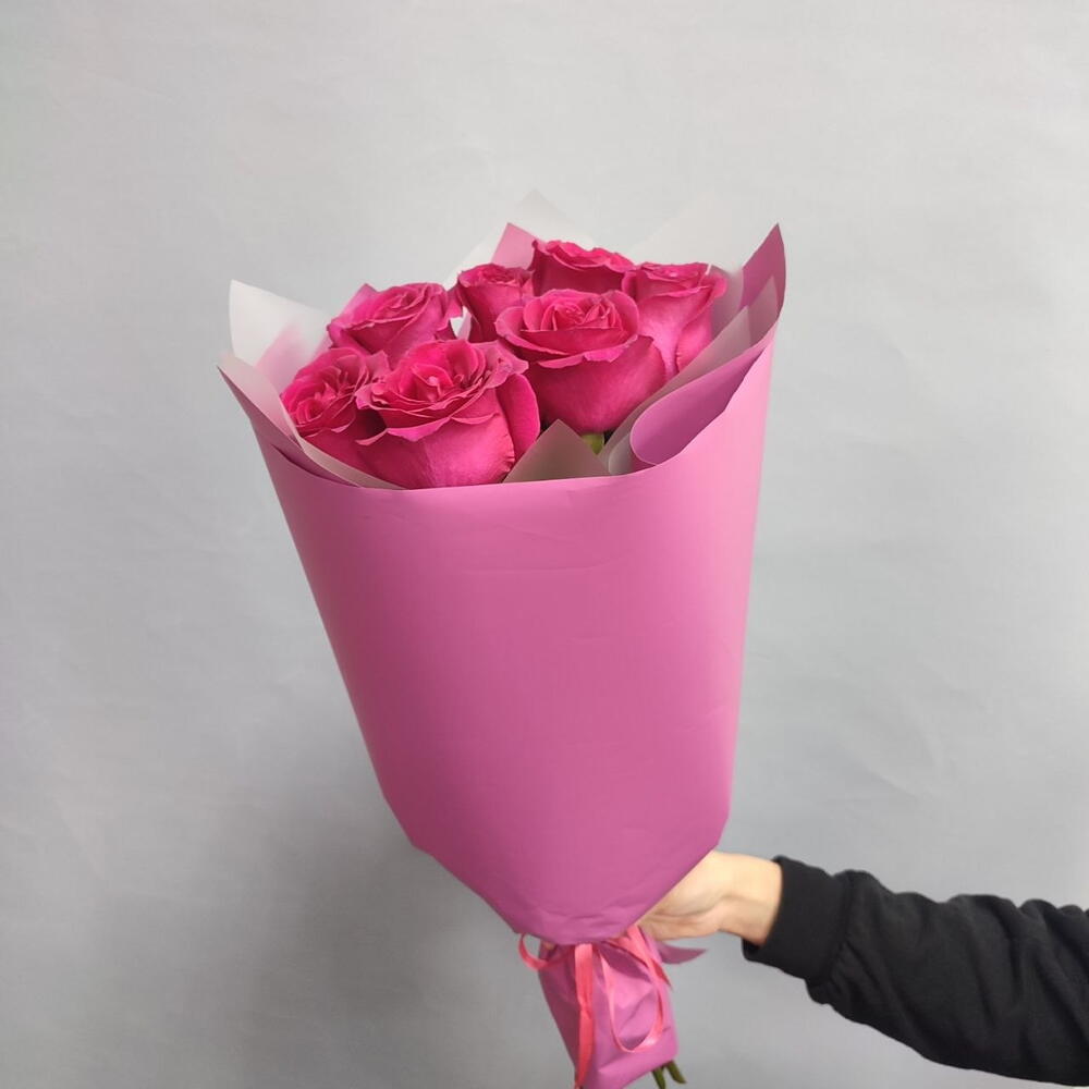 7 малиновых  роз