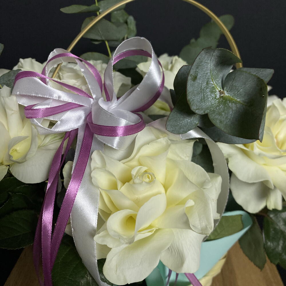 Корзина с белыми розами