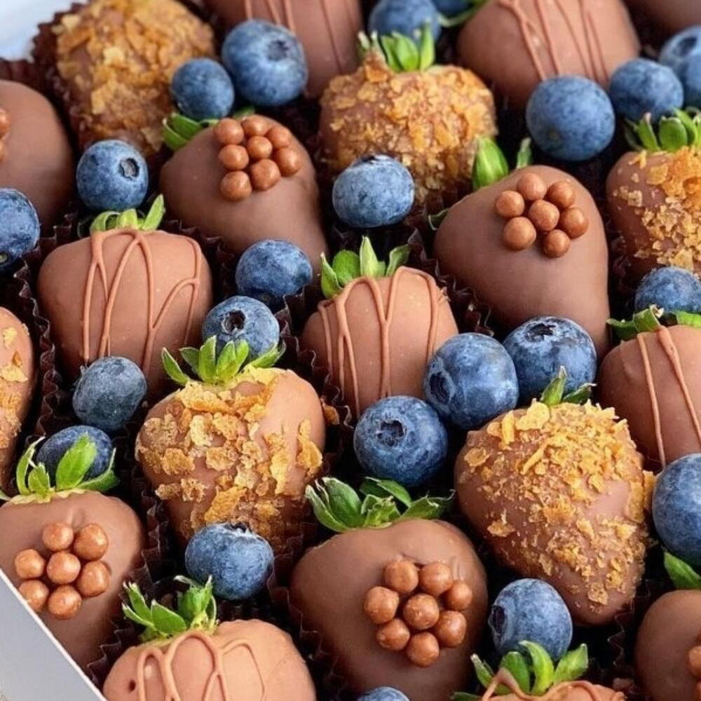 Chocolate-Dipped Strawberry   Blueberry Luxury Box