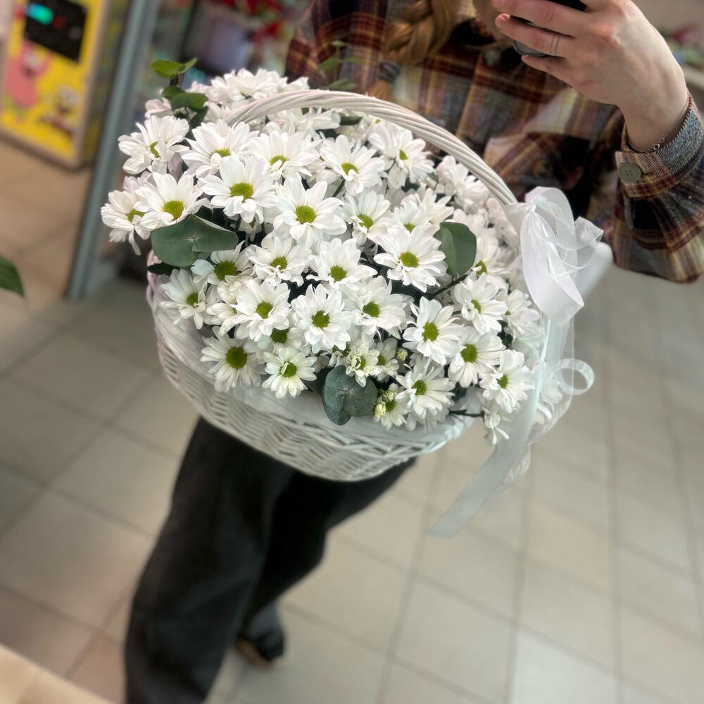 Корзина с ромашками и эвкалиптом