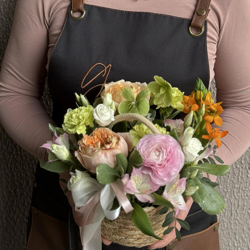 Яркая корзинка с эустомой, розой, диантусами