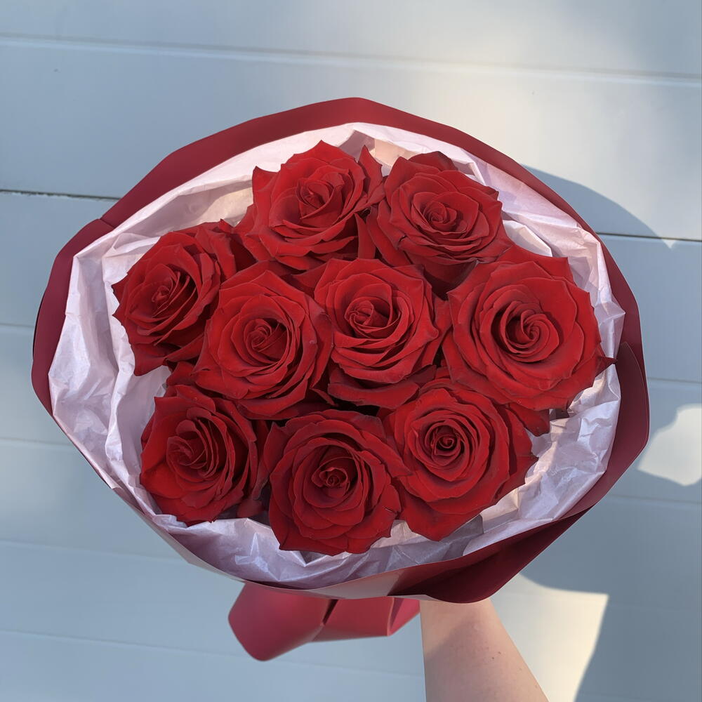 Red rose: Букет из красных роз в дизайнерском оформлении