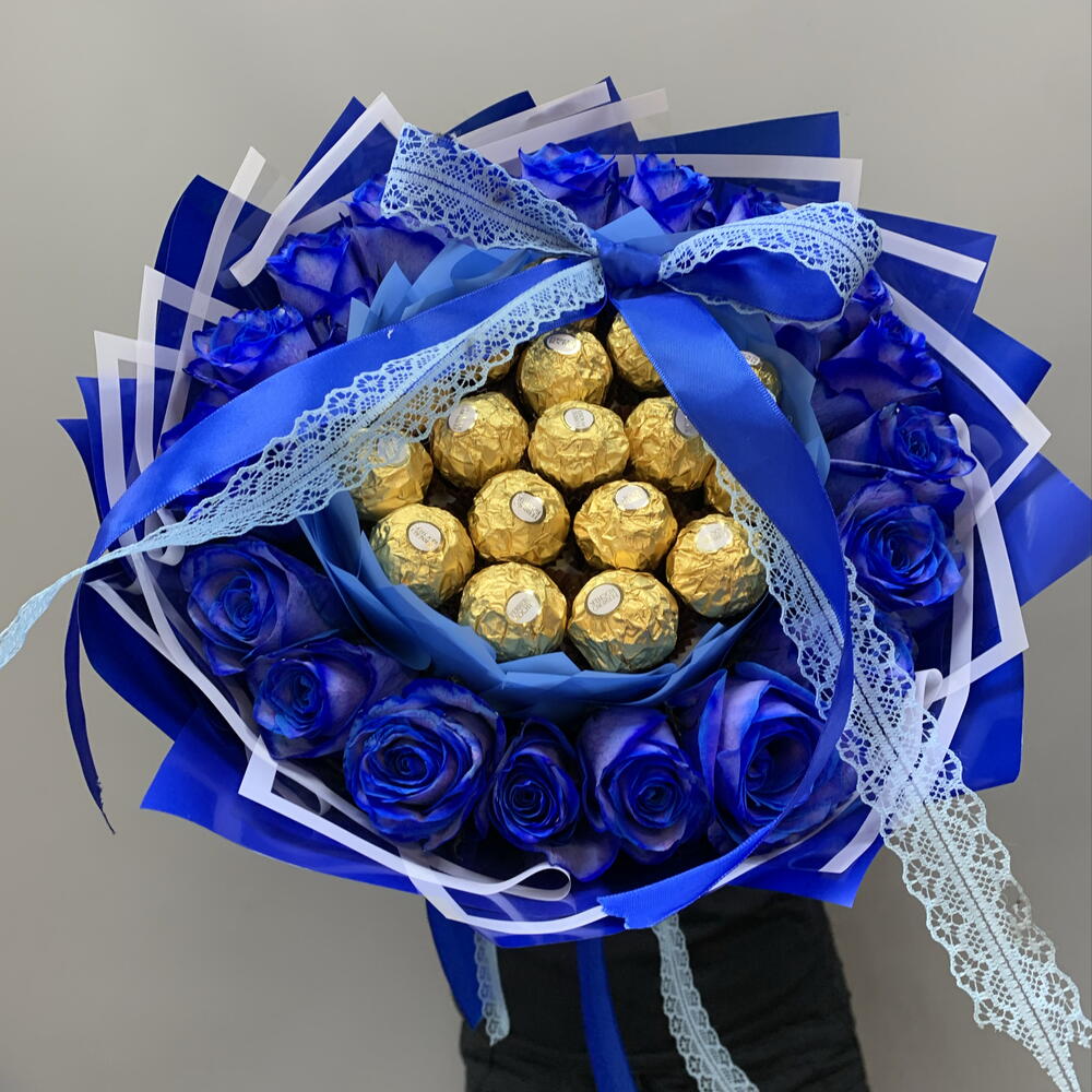 Букет синих роз и Ferrero Rocher