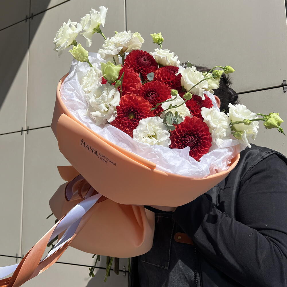 Букет из георгин и эустом