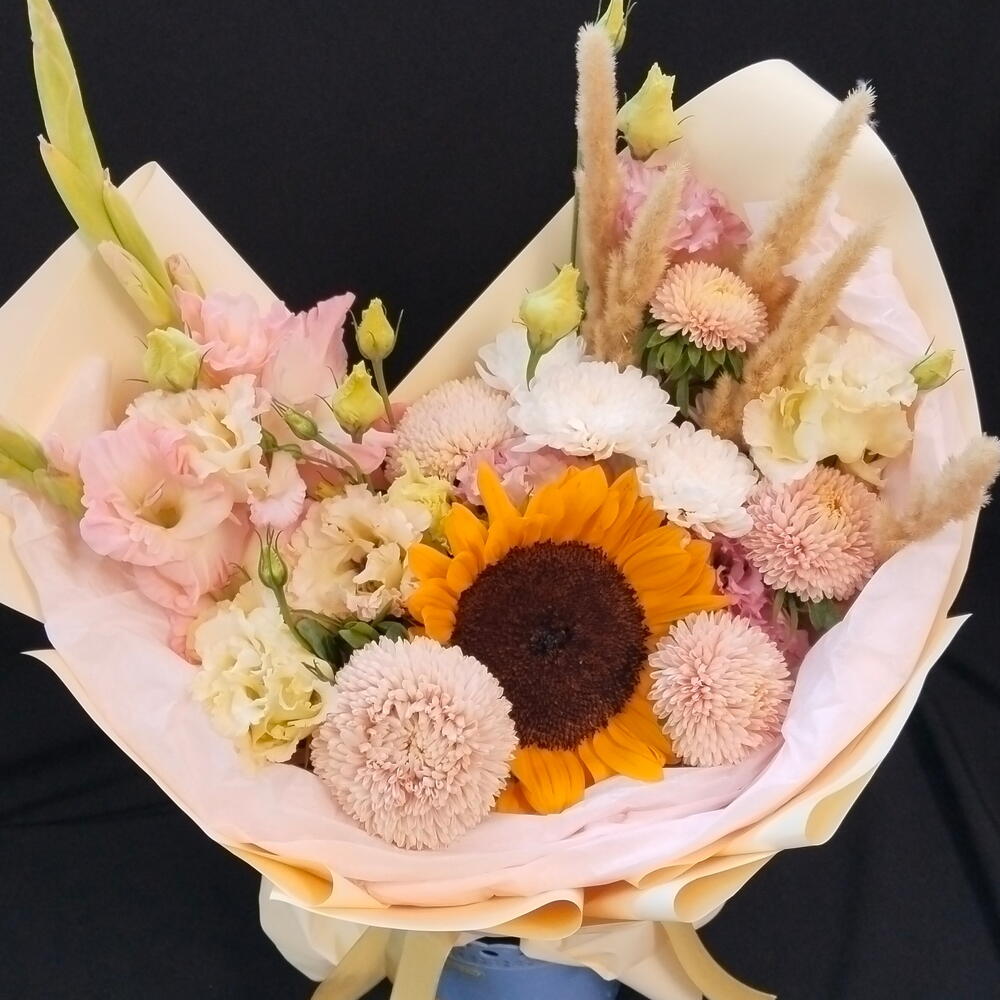 Букет с оттенками лета: солнечный акцент, который согреет даже в пасмурный день