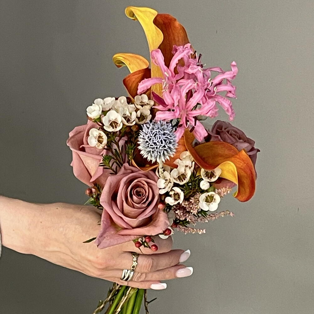 WEDDING BRIGHT дофаминовый букет невесты с каллами, кофейными розами и хамелациумом