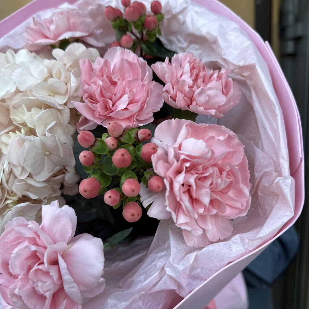 Ягодный букет 🍓 "Нежный шёпот" в составе гортензия, гиперикум PINK, диантусы