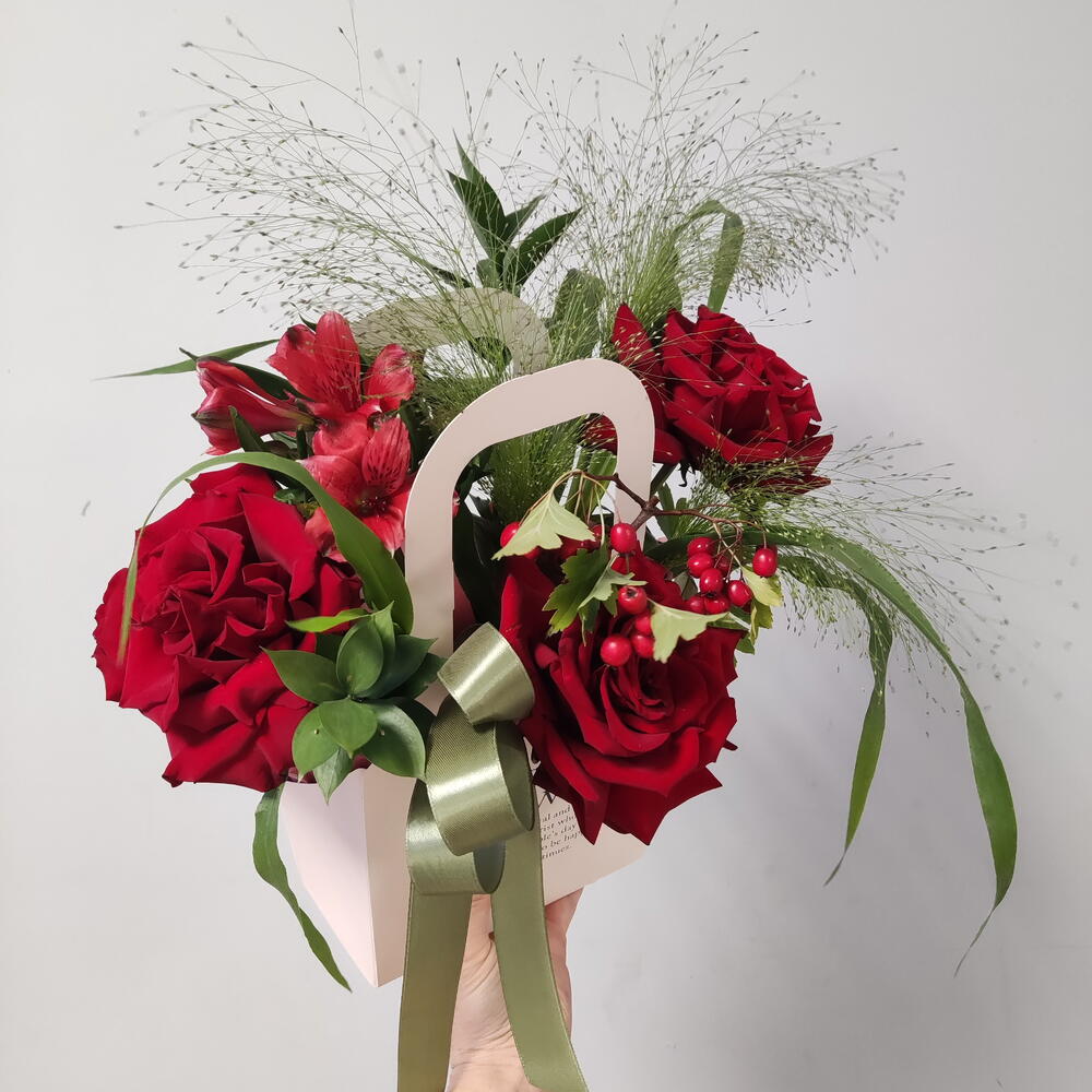 Сумочка "Шарм" с французской розой, альстрой и паникумом