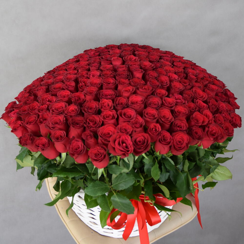 Композиция из 251 розы в корзинке