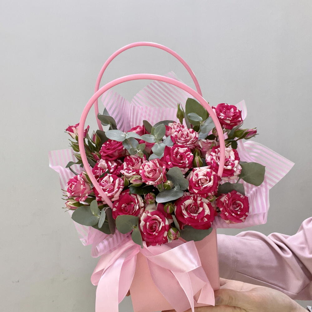 Композиция из кустовых роз с эвкалиптом🌸