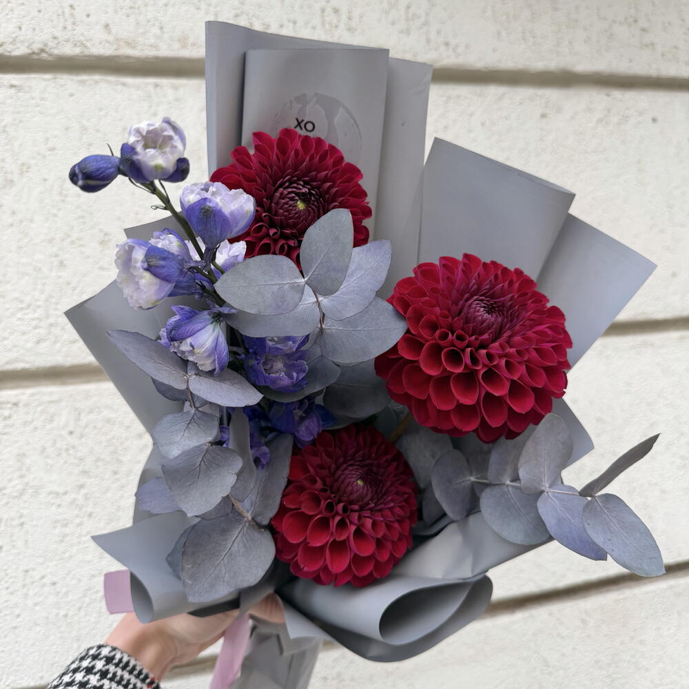 Букет с георгинами, дельфиниумом, эвкалиптом от XOFLOWERS