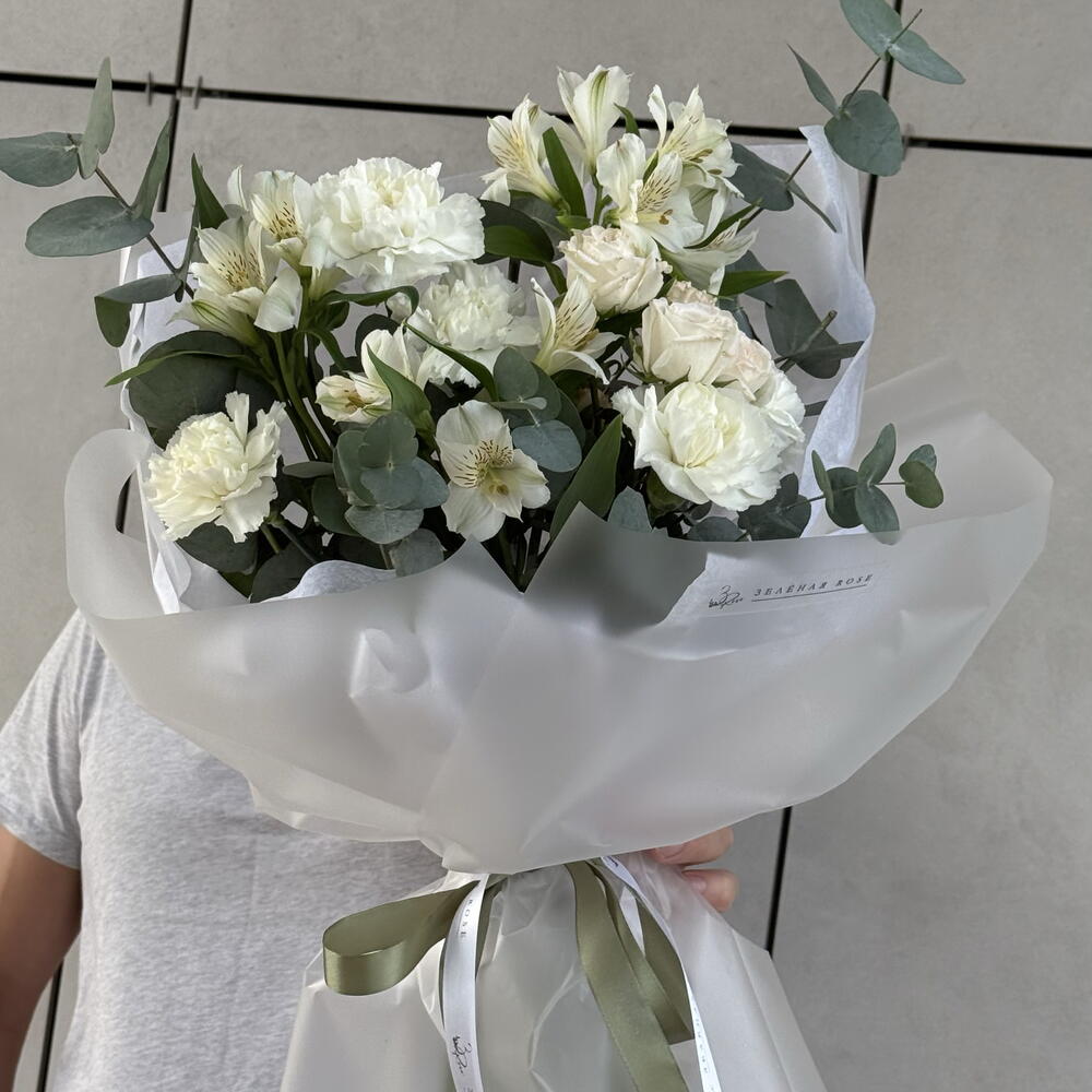 белые цветы и зелень