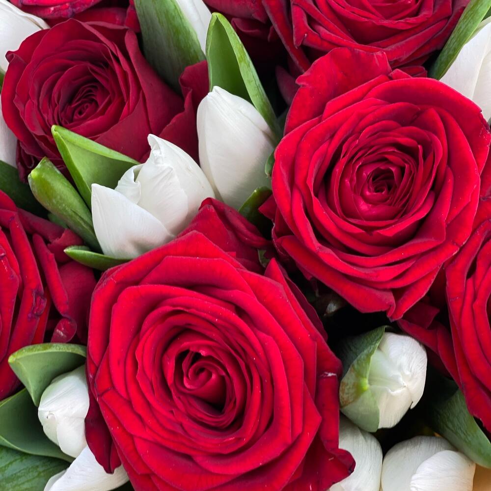 Красные Розы с тюльпанами