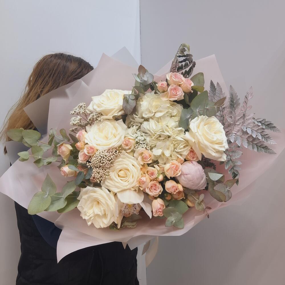Авторский букет гортензия, пион роза, роза пионовидная кустовая, эвкалипт