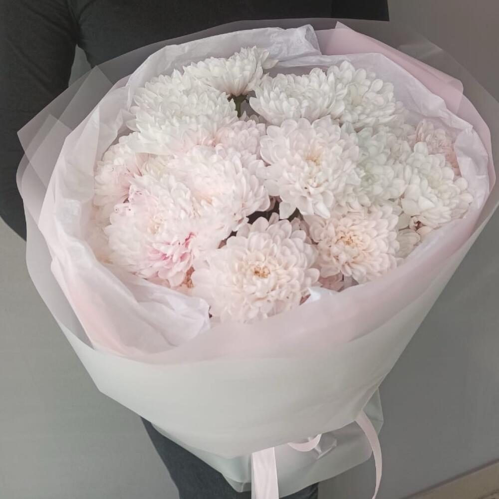 Букет из бело-розовых кустовых хризантем