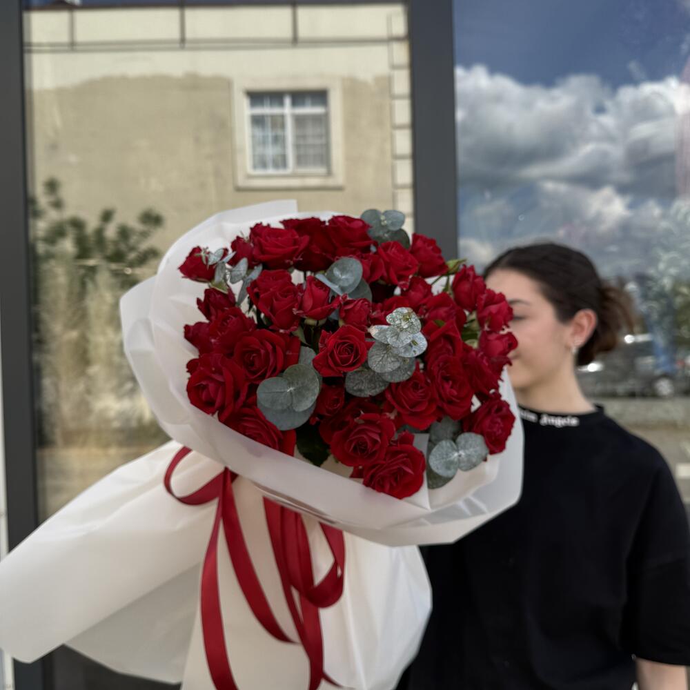 Кустовые розы и эвкалипт♥️