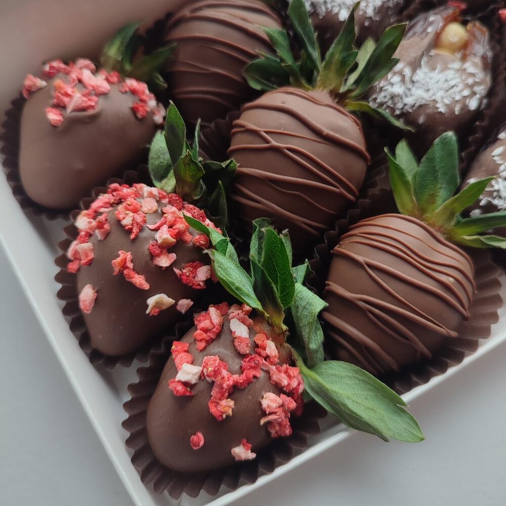 Премиум набор из 6 клубничен и 6 фиников в шоколаде+ подарок от Vivienne Sabo — румяна MACARON