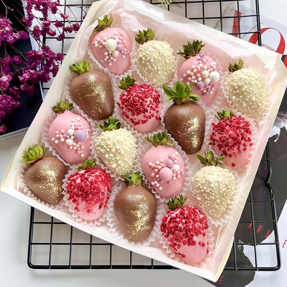Клубника в шоколаде нежный микс подарок + подарок от Vivienne Sabo — румяна MACARON 16-20 ягод