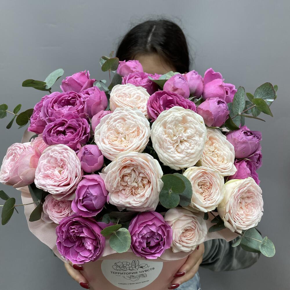 Композиция в шляпной коробке из пионовидной розы микс 💕