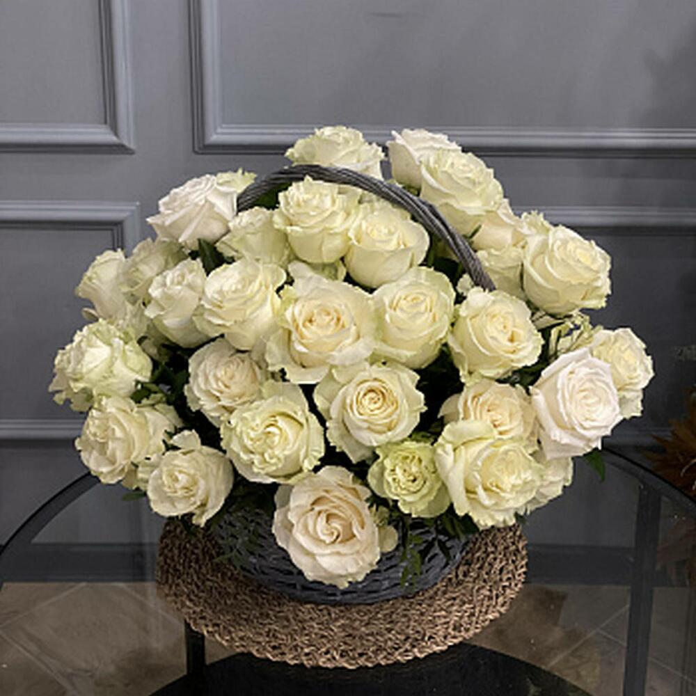 Корзина из 51 белой розы сорта Мондиаль