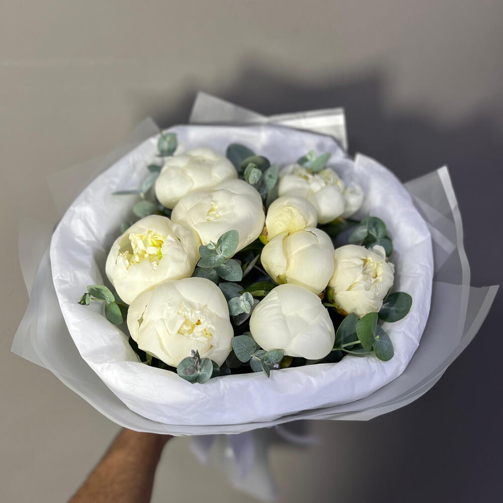 Комбо фруктовая корзина и пионы