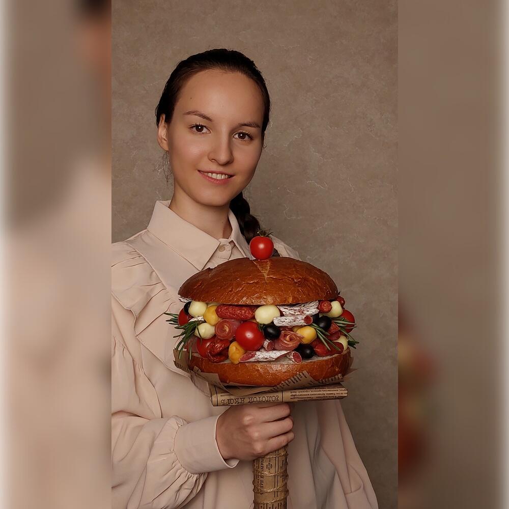 Мужской букет Бургер с колбасами и сырами