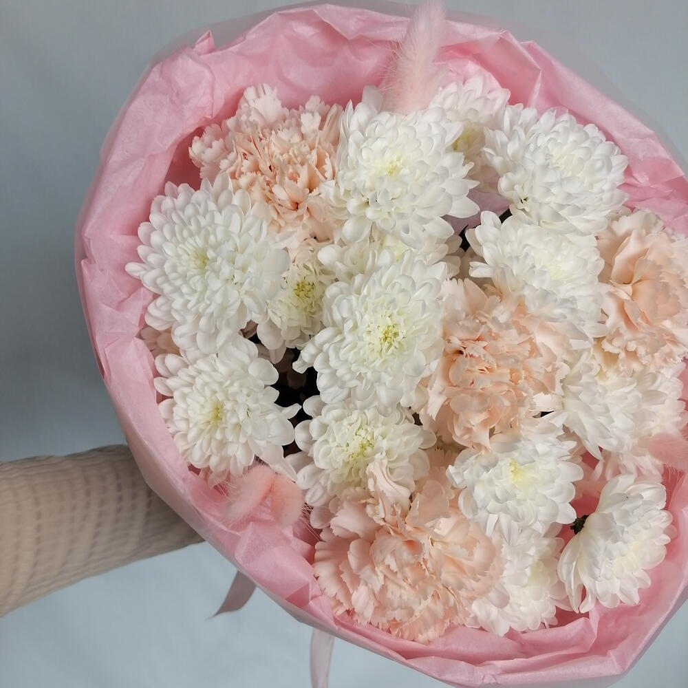 💌Красивый букет "PERVOЦВЕТ" из белых хризантем и диантусов в стильном оформлении