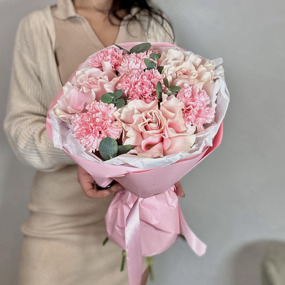 💗 Нежный поцелуй — букет из розовых роз и гвоздик