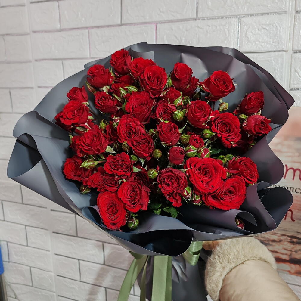 Букет из красной кустовой розы