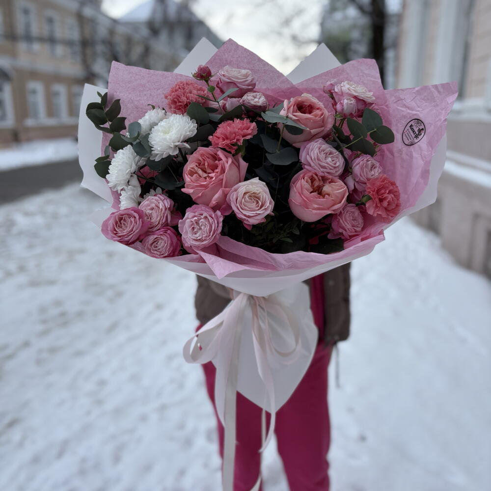 Букет «Розовая мечта» из хризантем, кустовых роз, пионовидных роз Пинк, диантусов и эвкалипта