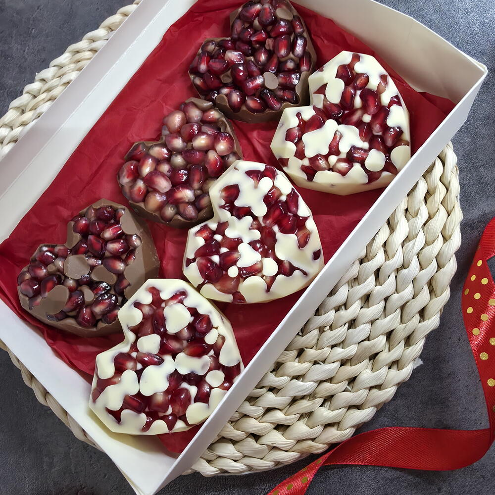 Набор гранат в молочном и белом шоколаде "Вся любовь тебе"