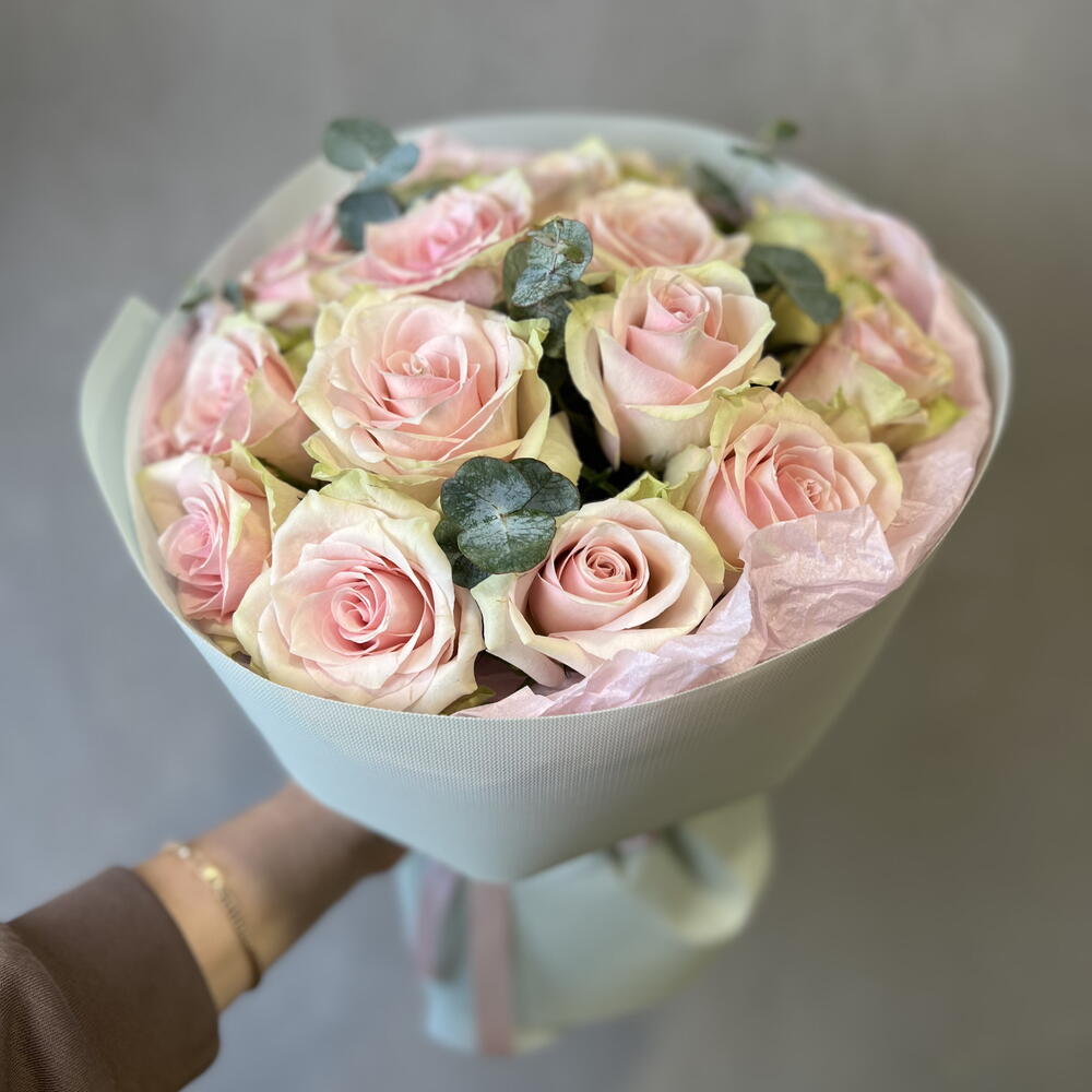 15 розовых роз