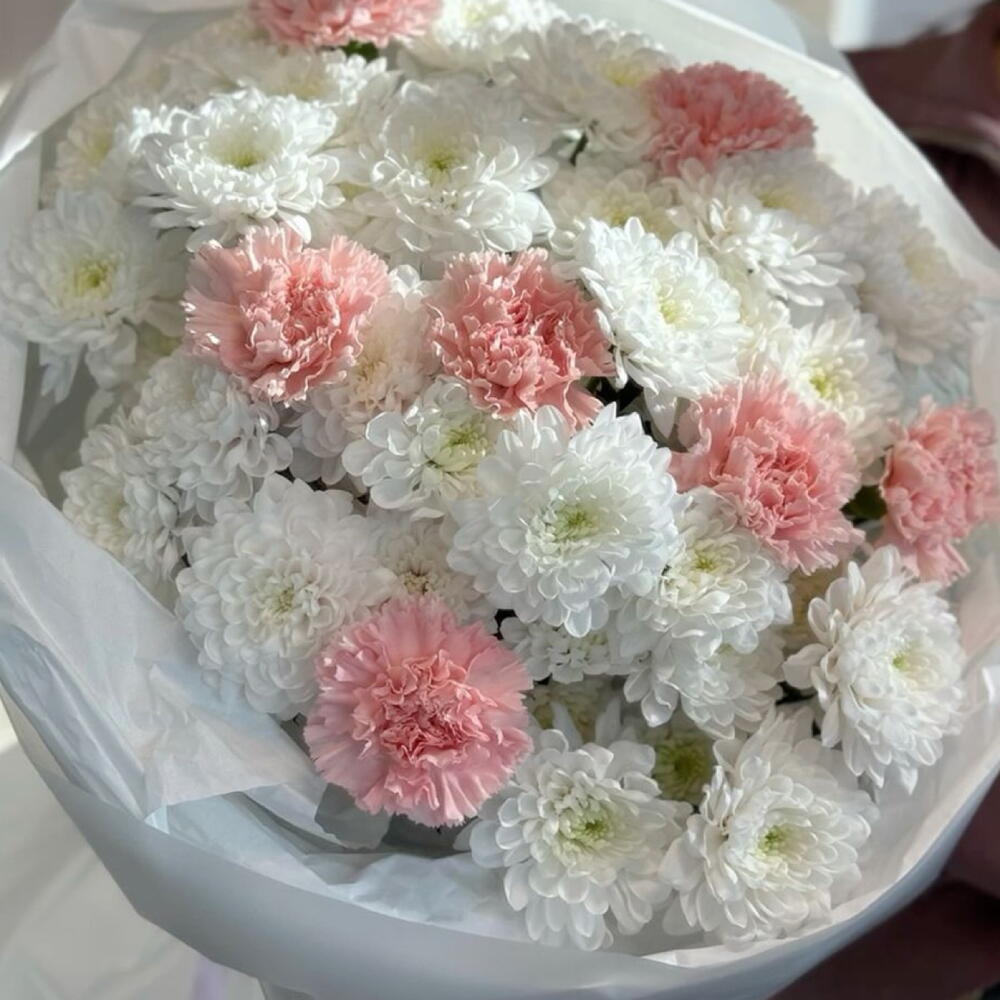 Нежный букет из диантусов и хризантемы Алтай 🌸