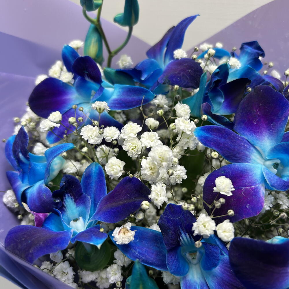 Букет из экзотичных орхидей и гипсофилой Космос  💜