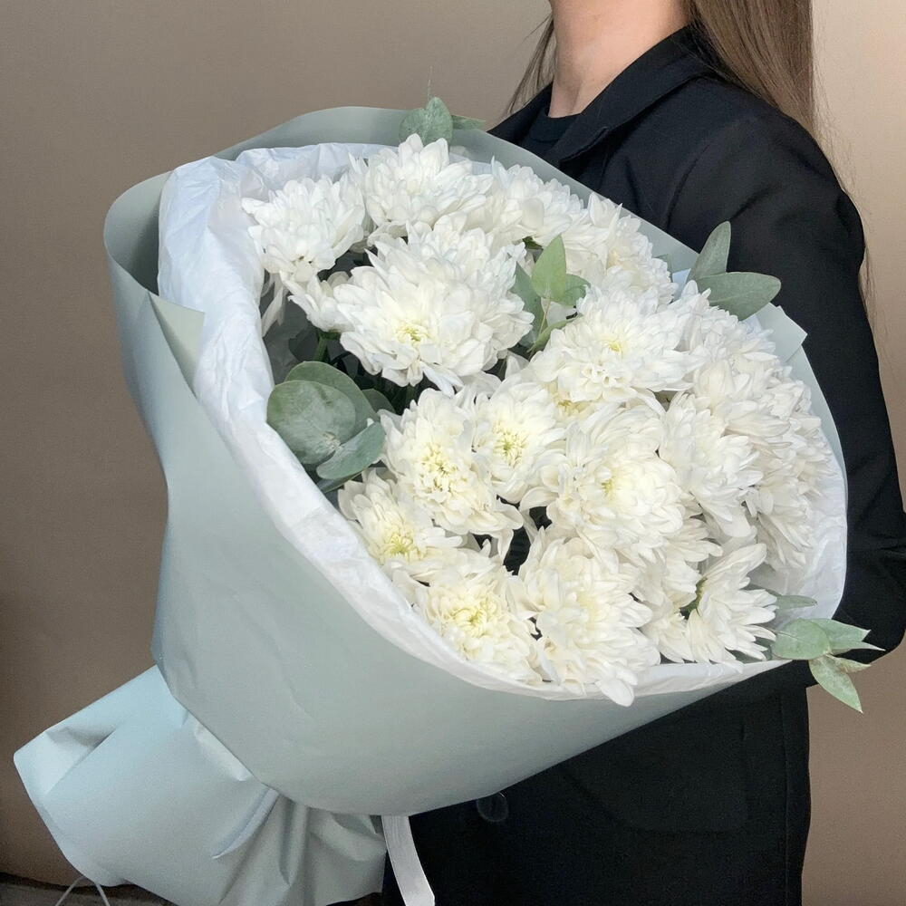 Букет с кустовой хризантемой и эвкалиптом  🌼