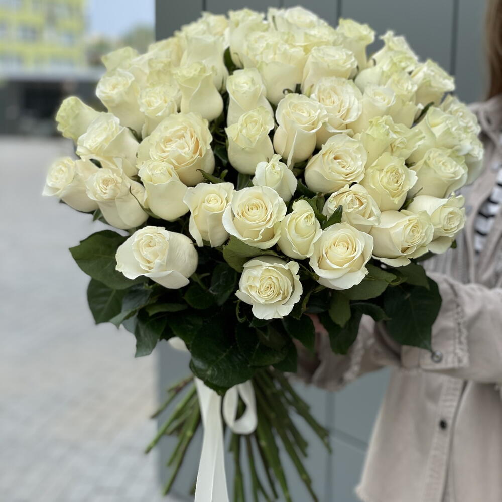 Букет из 51 белые розы