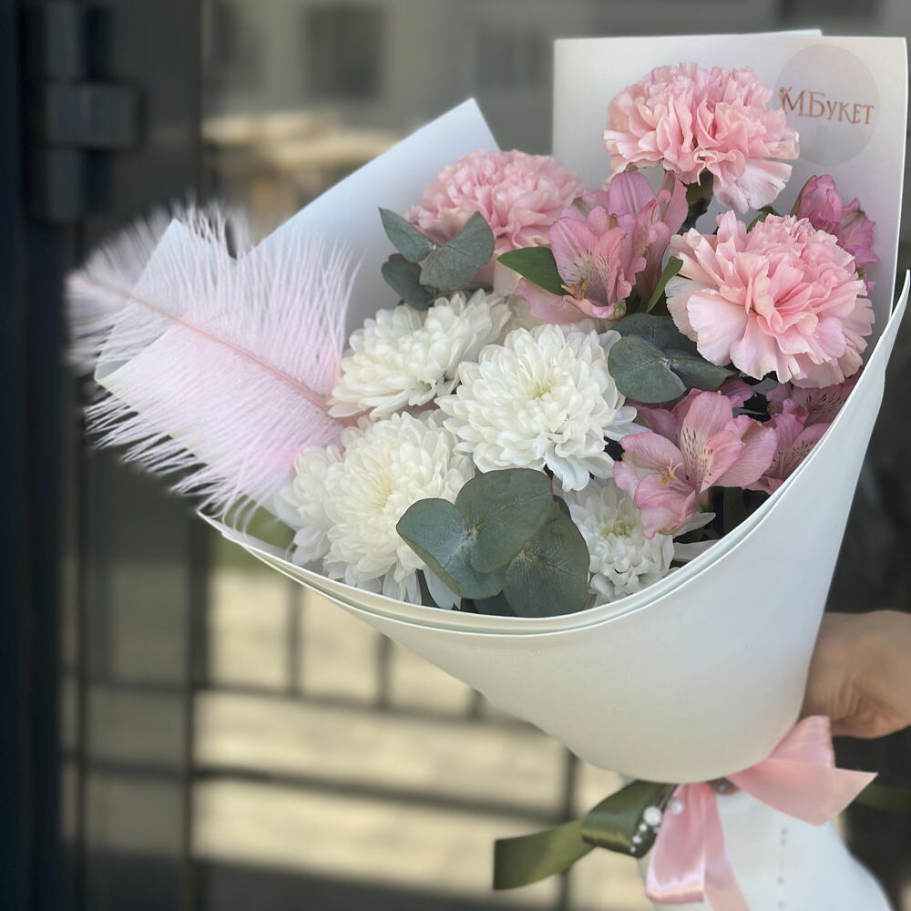 Милый букет-комплимент с диантусами, альстромерией и кустовой хризантемой