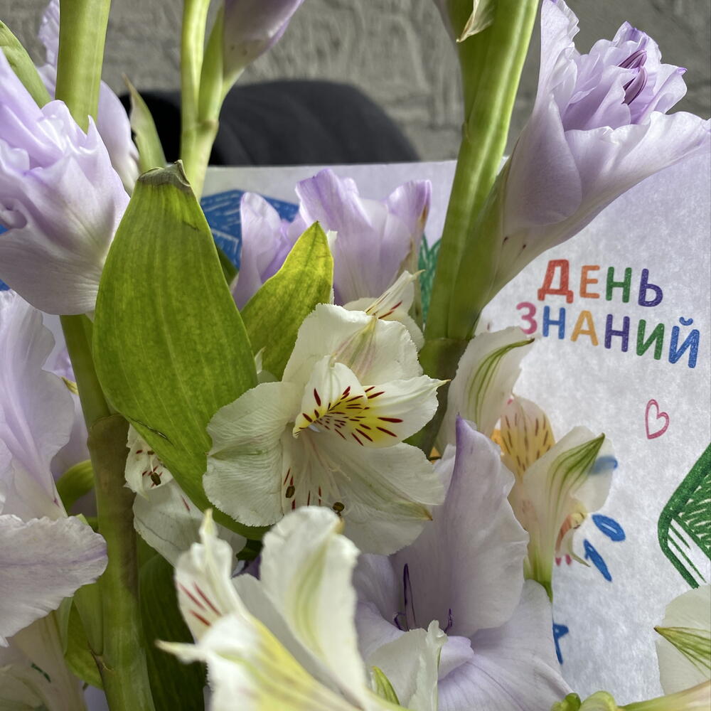 Букет на 1 сентября с гладиолусами