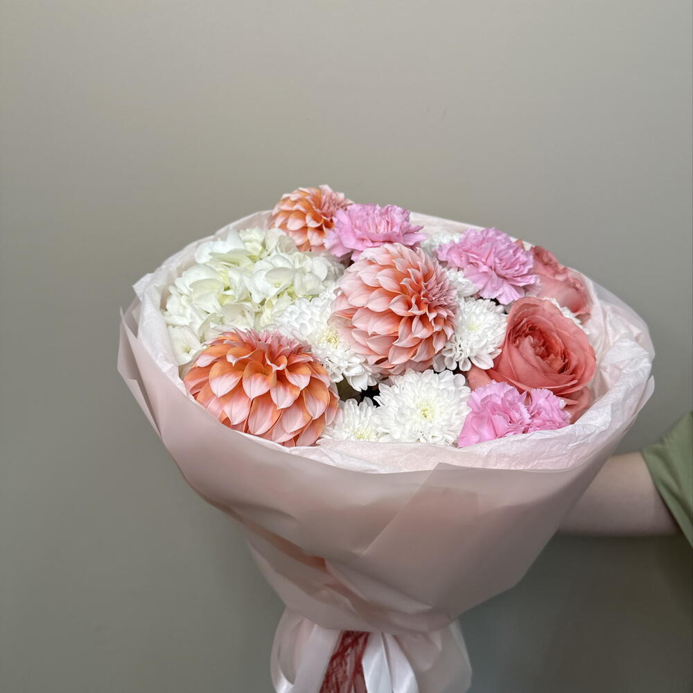 Букет с георгинами Пичес, пионовидными розами Pink Expression, гортензией и диантусами