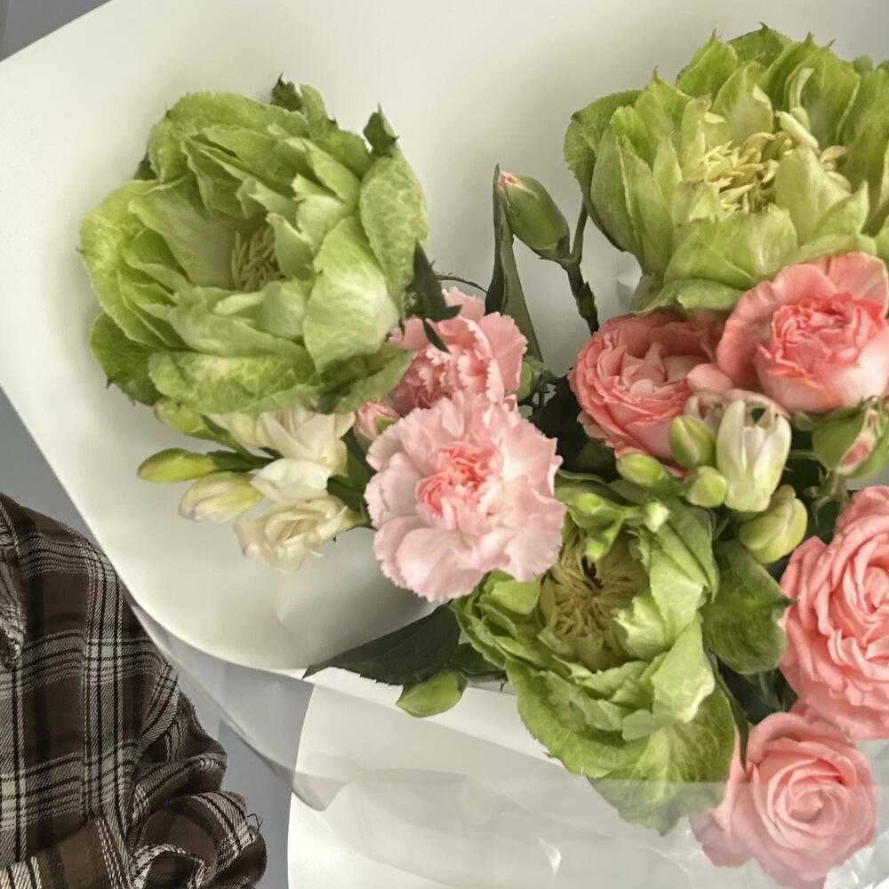 Букет с розами Вегги, фрезией и кустовой пионовидной розой 💚