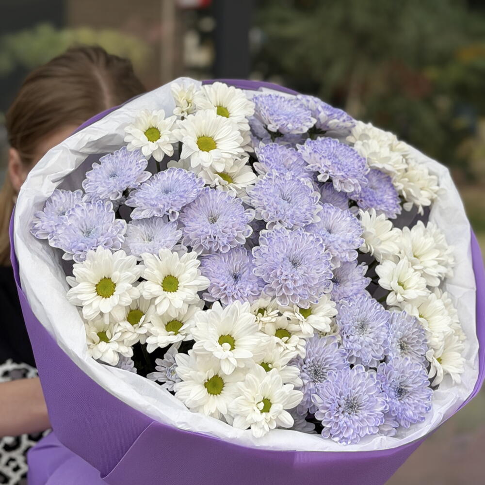 Букет с стойкой фиолетовой хризантемой💜и с  хризантемой похожую на ромашку 💜