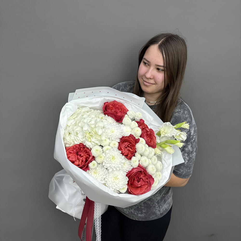 Букет с гладиолусом, гортензией и розами